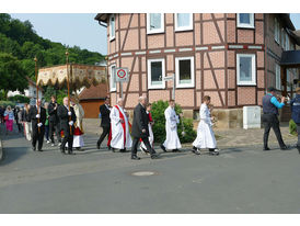Bittprozession um den Kleinen Berg an Pfingstmontag (© Karl-Franz Thiede)